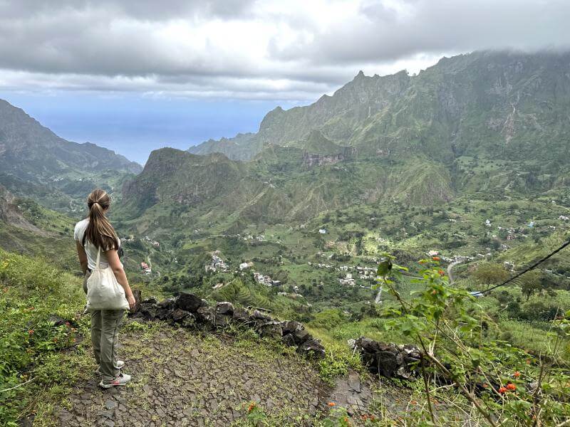 Mi amiga Eli contemplando desde arriba las vistas de la montañas del valle de Paul y las casitas del pueblo abajo