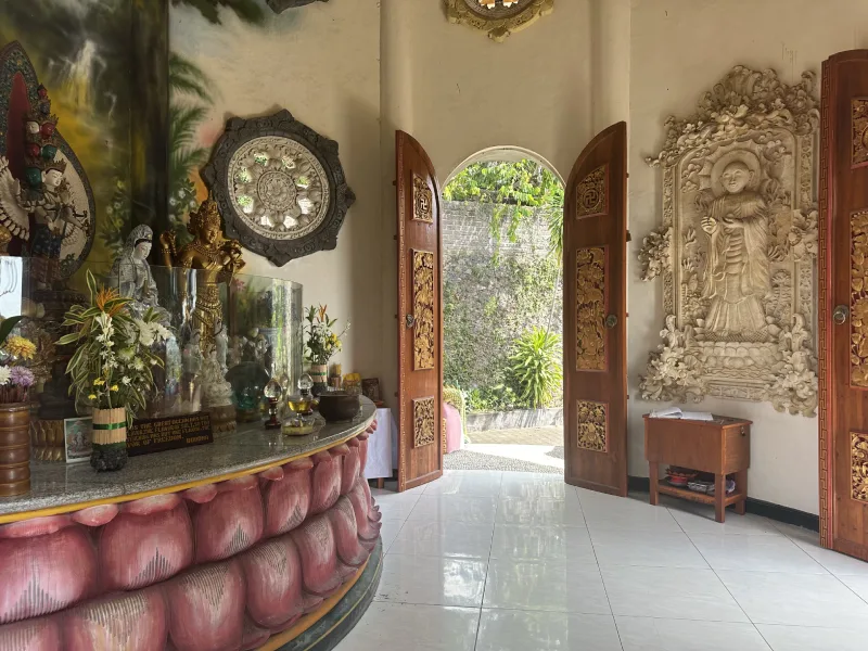 Una de las salas de meditación del templo Brahma Vihara Arama, decorada con relieves y figuras budistas