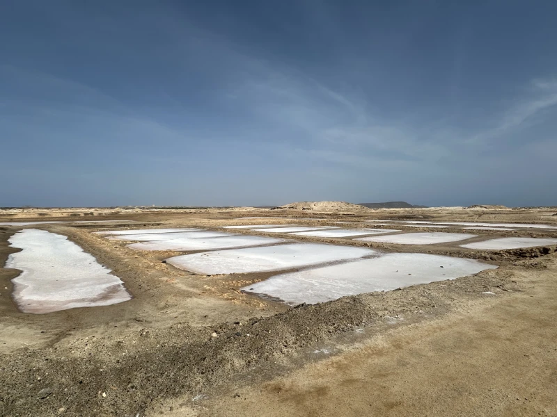 Balsas de sal Salinas de Santa Maria Balsas recubiertas por sal en contraste con el paisaje árido, en las salinas de Santa Maria