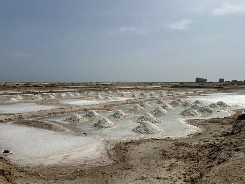 Salinas de Santa Maria Balsas y montones de sal en contraste con el paisaje árido de la isla