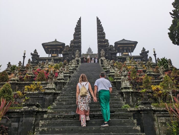 Nosotros subiendo por las escaleras del templo Besakih de Bali