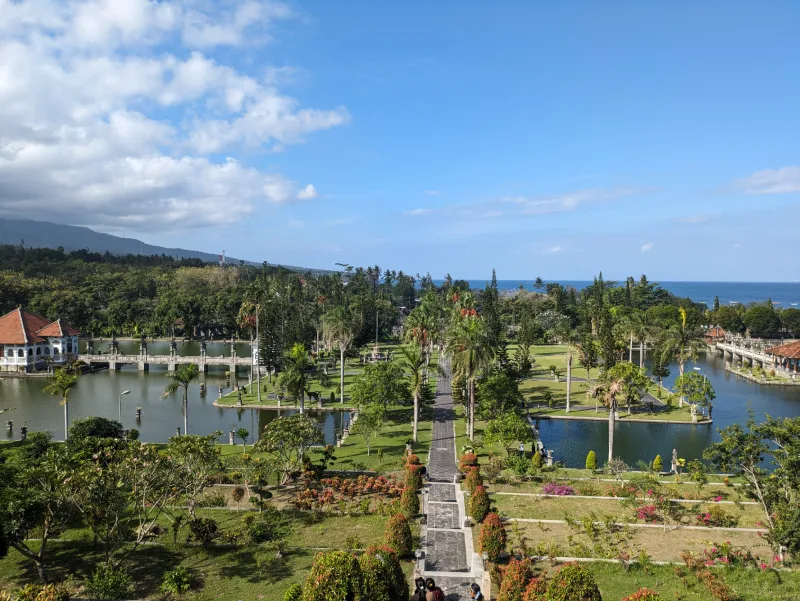 Vistas desde lo alto del palacio Taman Ujung donde pueden observarse sus jardines, algunos edificios, un puente y dos estanques