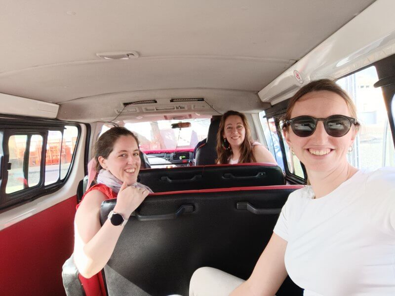 Mis dos amigas y yo, dentro de la furgoneta con la que hicimos la ruta por Santo Antao de nuestro viaje a Cabo Verde por libre