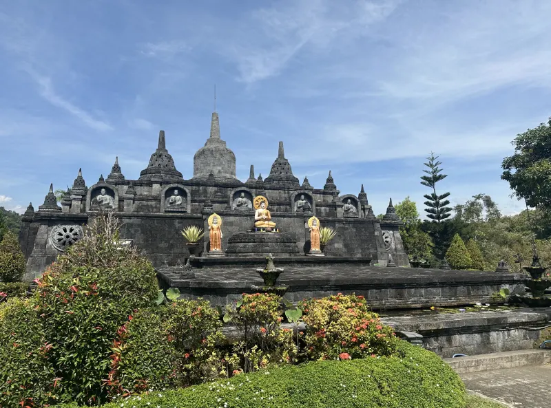 Santuario de piedra con varias estupas y estátuas de buda en el templo Brahma Vihara Arama, otro de los templos que ver en Bali