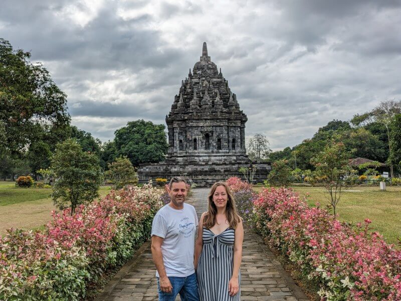 Jordi y yo posando delante del templo Bubrah rodeados por el paisaje verde y flores alrededor del camino