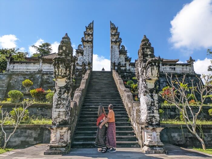 Nosotros observando las puertas del cielo en el templo Lempuyang desde abajo de sus escaleras