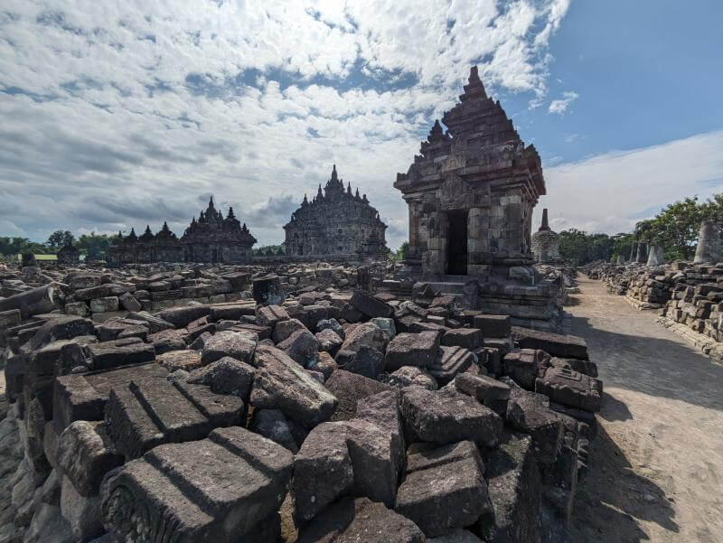 Los templos de Pleosan rodeados por todas sus piedras, otro de los templos de Yogyakarta recomendables