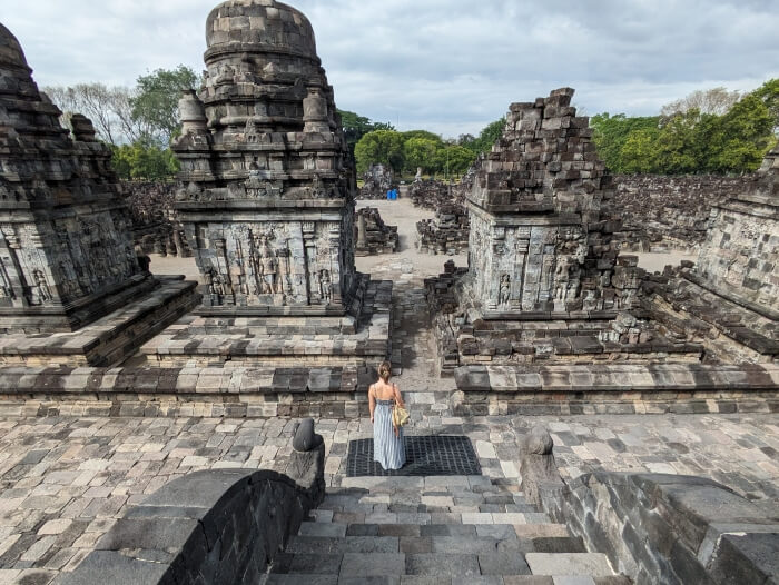 Yo de espalda contemplando el gran templo Pleosan construido en piedra gris