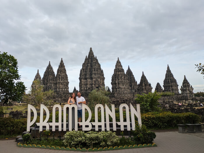 Nosotros en la entrada del templo Prambanan uno de los mejores de la ruta por Indonesia