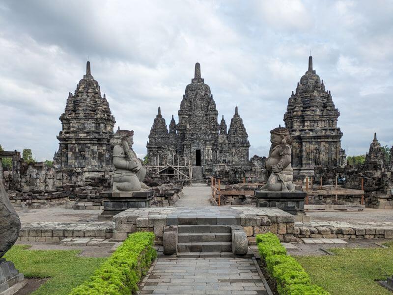 Templo Sewu, formado por el templo principal y los dos secunadarios uno a cada lado, custodiados por dos esculturas a modo de protectores