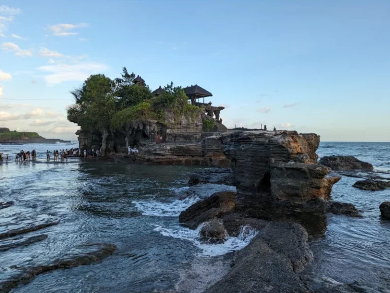 Templo Tanah Lot situado en una roca y rodeado por el mar debido a la marea alta