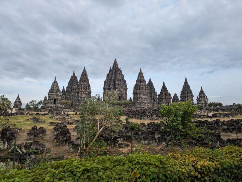 Vista de los 8 principales templos de Prambanan y parte de los demas que se encuentran en el mismo recinto