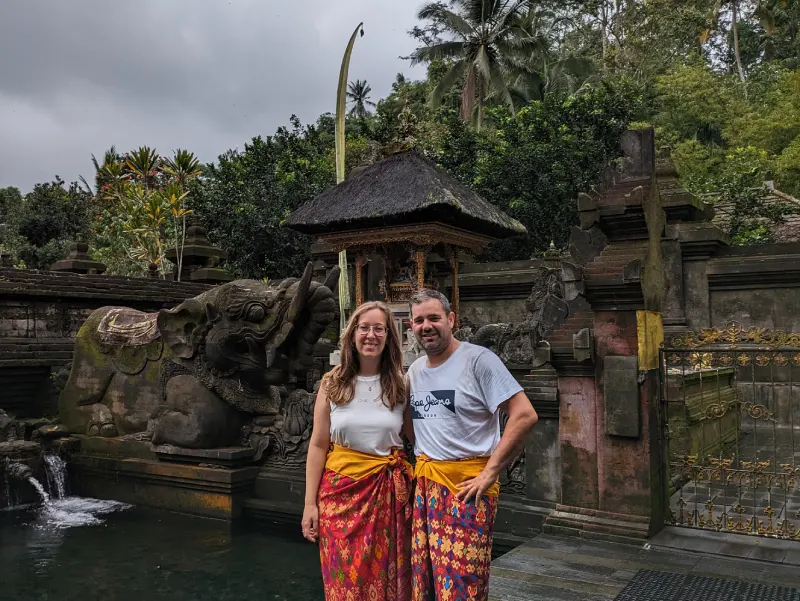 Tirta Empul Jordi y yo vestidos con un sarong delante de una de las piscinas de purificación del templo Tirta Empul, otro de los imprescindibles de Bali