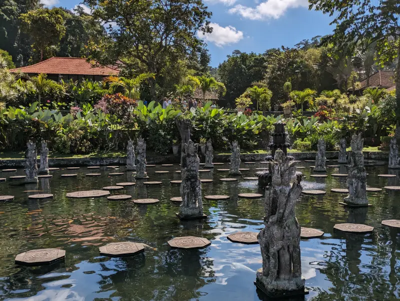 Palacio Tirta Gangga Uno de los estanques del palacio Tirta Gangga, con varias esculturas y losas de piedra que permiten atravesarlo