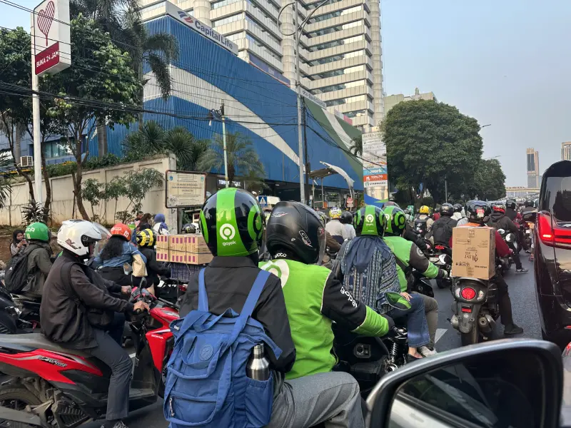 El tráfico en Jakarta Calle de Jakarta con una aglomeración de motos y coches