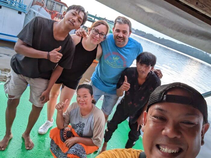 Nosotros junto a la tripulacion del barco de la excursion para ver orangutanes en Borneo