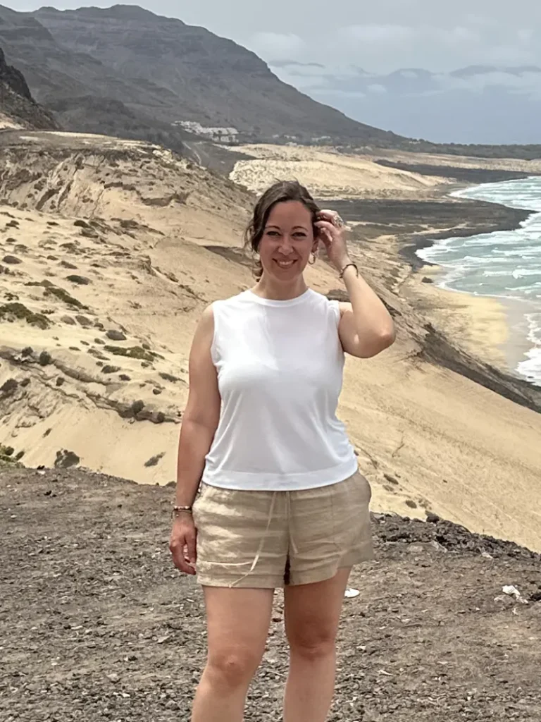 Yo en las dunas de São Vicente con el océano de fondo