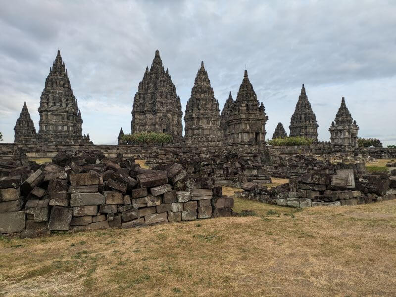 Vistas de los templos Prambanan, unos de los mejores templos de Yogyakarta