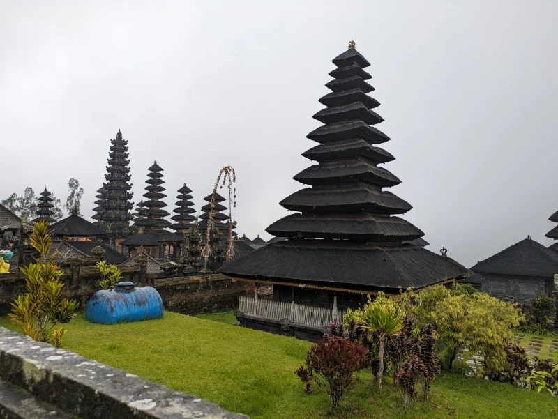Santuarios "meru" de Pura Besakih Varios santuarios "meru" de Pura Besakih, uno de los templos imprescindibles de Bali