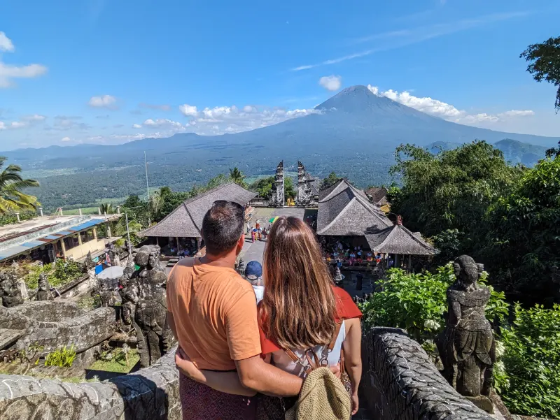 Vistas desde el templo Lempuyang Jordi y yo de espaldas mirando al monte Agung desde el templo Lempuyang