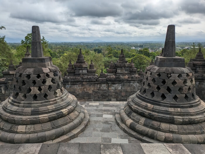 Estupas del templo Borobudur y la selva verde de fondo una de las mejores vistas de nuestra ruta por Indonesia de 20 dias