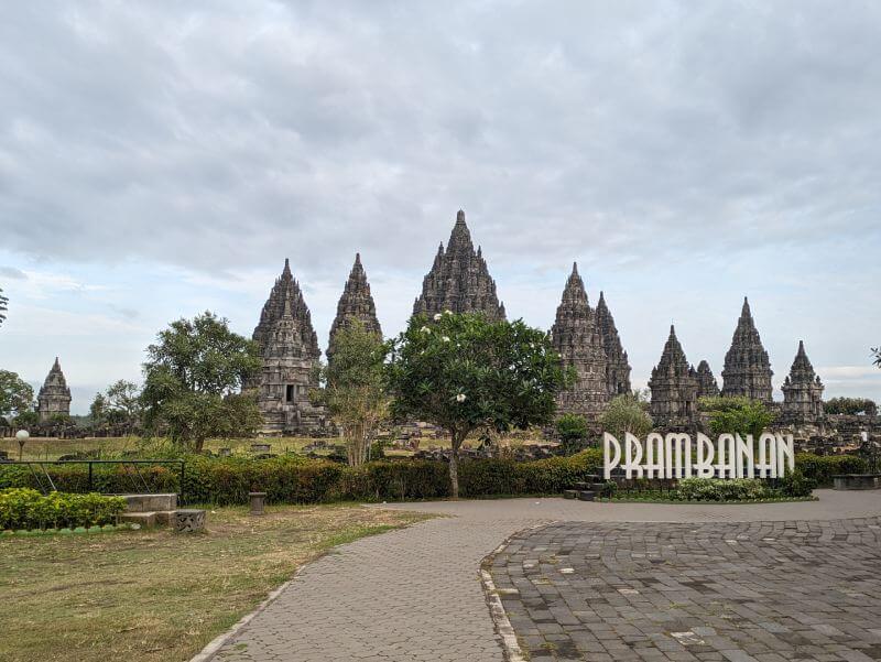 Vistas de los templos Prambanan al entrar al recinto