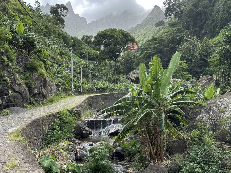 Vistas de las exuberantes montañas del pueblo de Xoxo y de su río, uno de los mejores sitios que vimos durante nuestro viaje a Cabo Verde por libre