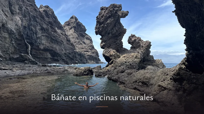 Piscinas naturales de Sao Pedro, rodeadas por formaciones volcánicas de rocas negras
