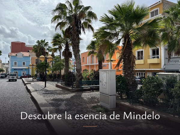 Calle adoquinada de Mindelo con varias casas de colores en la Praçina da Igreja Nossa Senhora da Luz, Mindelo