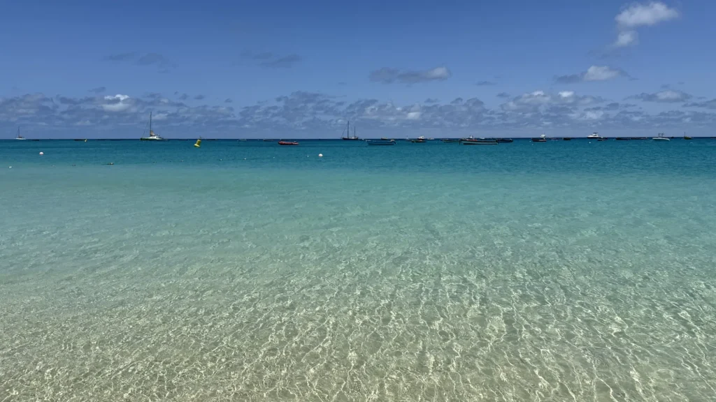 Agua y barcos al fondo de la playa de Santa Maria, una de las que se visita durante el viaje en grupo a Cabo Verde