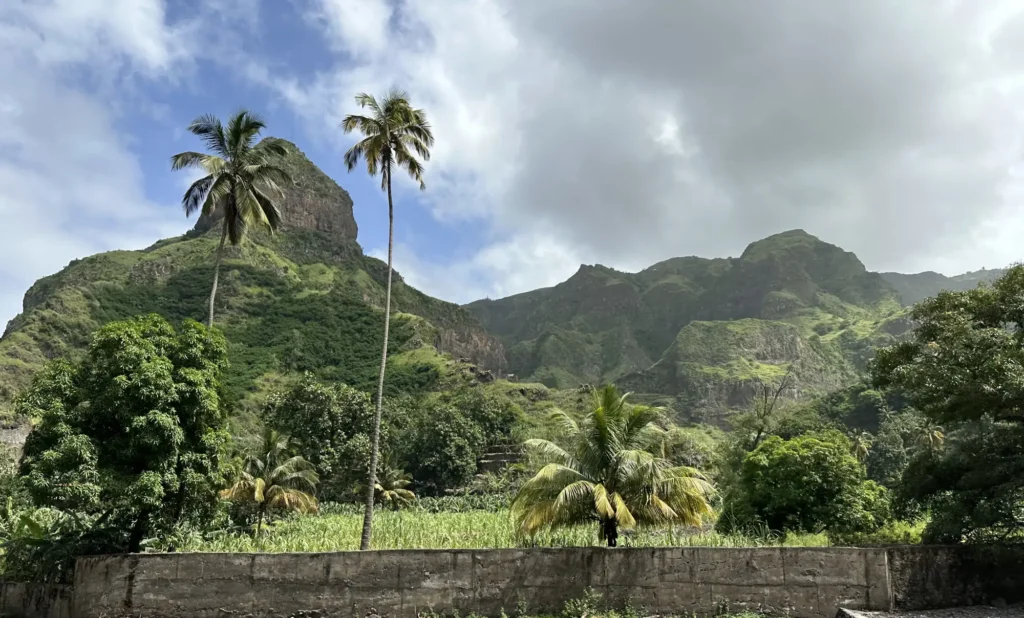 Montañas y palmeras en Ribeira da Torre, una de las zonas que se visitan durante el viaje en grupo a Cabo Verde