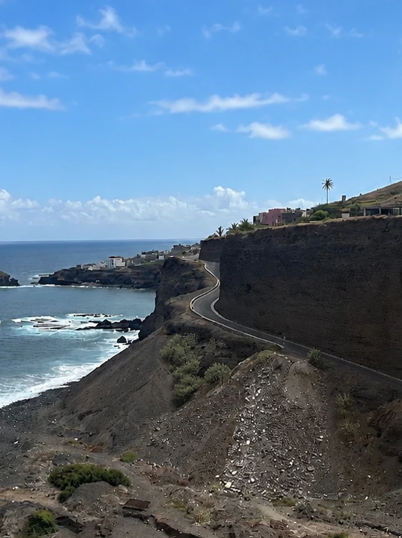 Carretera costera entre acantilados y océano en Santo Antão, Cabo Verde
